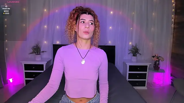 Snapshot of Evolet_Bee chatting on September 16, 2025, 2:07 pm Evolet Bee online show from September 16, 2025, 2:07 pm