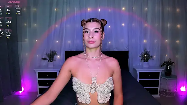 Snapshot of Evolet_Bee chatting on February 20, 2026, 12:29 pm Evolet Bee online show from February 20, 2026, 12:29 pm