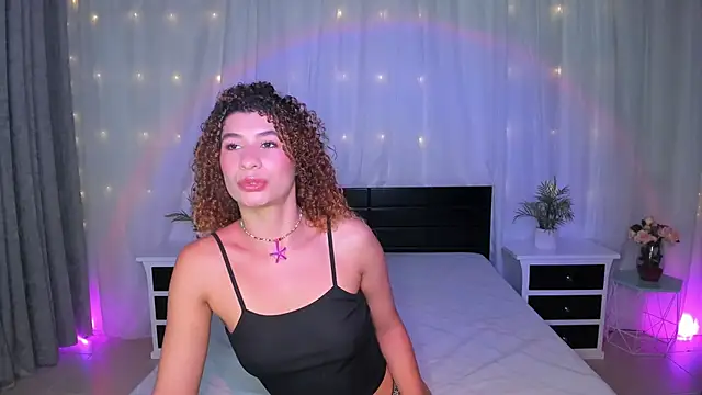 Snapshot of Evolet_Bee chatting on November 24, 2025, 1:00 pm Evolet Bee online show from November 24, 2025, 1:00 pm