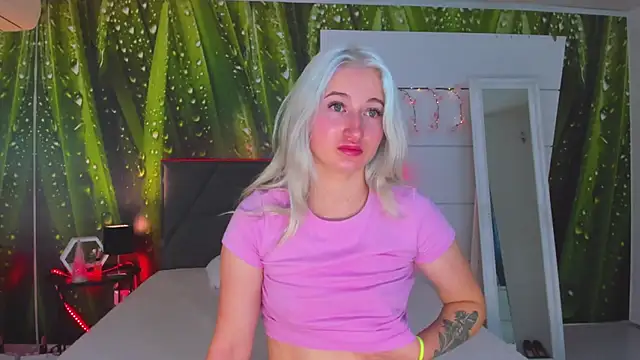 HollyTailors online show from October 26, 2025, 6:47 am