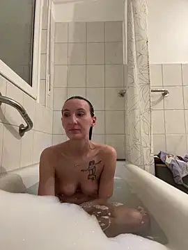 Emilia Mausi online show from April 17, 2026, 7:49 pm