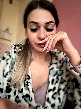 iSelena online show from November 17, 2025, 5:55 am