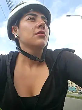 CAROLINE  07 online show from April 10, 2026, 2:13 pm