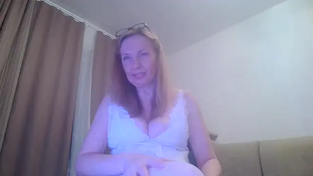 Snapshot of Sweetmurrr chatting on April 13, 2026, 2:15 am Sweetmurrr online show from April 13, 2026, 2:15 am