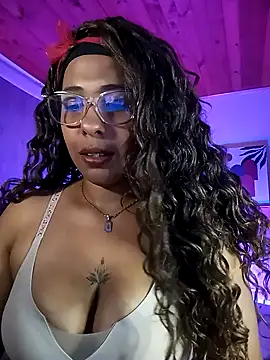 Snapshot of IVONNE_COLLINS33 chatting on March 2, 2026, 11:44 pm IVONNE COLLINS33 online show from March 2, 2026, 11:44 pm