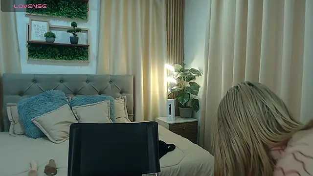 zohet kriss online show from October 23, 2025, 3:10 pm