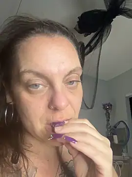 hautemama215 online show from November 13, 2025, 8:18 am