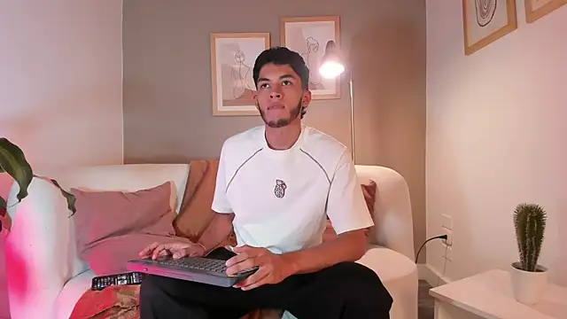 Snapshot of Tylerffoxx chatting on May 8, 2026, 9:29 pm Tylerffoxx online show from May 8, 2026, 9:29 pm