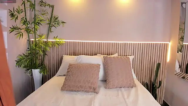 CarolineLee  online show from November 11, 2025, 10:58 pm