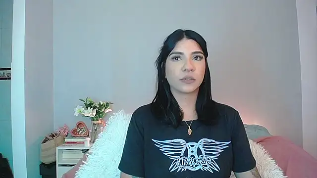 Laura-angeel online show from November 24, 2025, 7:03 pm