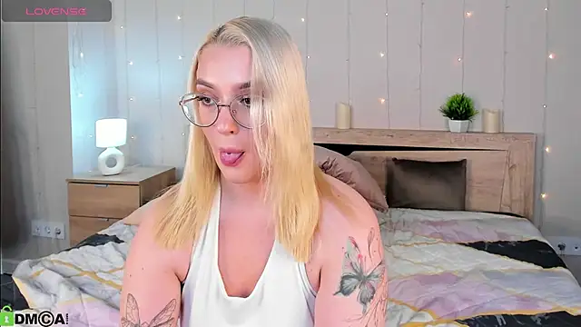 Snapshot of Vickie_Nelsson chatting on October 21, 2025, 9:09 am Vickie Nelsson online show from October 21, 2025, 9:09 am