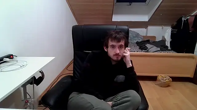 Snapshot of Bez3ybik chatting on December 3, 2025, 9:47 pm Bez3ybik online show from December 3, 2025, 9:47 pm