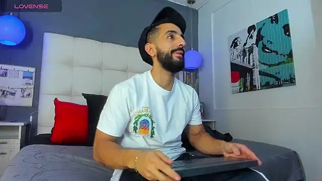 Yiyo10  online show from February 13, 2026, 4:01 am