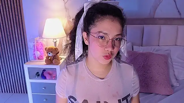 Snapshot of LunaRosse_ chatting on February 18, 2026, 12:01 pm LunaRosse online show from February 18, 2026, 12:01 pm