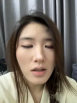 Snapshot of Moonlight-23 chatting on November 15, 2025, 2:21 pm Moonlight-23 online show from November 15, 2025, 2:21 pm