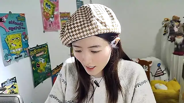 Snapshot of Moonlight-23 chatting on October 31, 2025, 2:24 pm Moonlight-23 online show from October 31, 2025, 2:24 pm