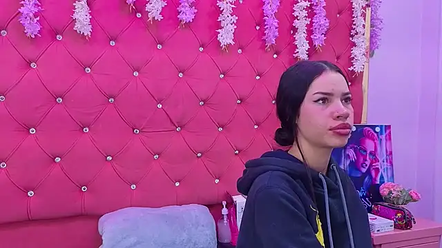 Nanis James online show from November 8, 2025, 3:10 am