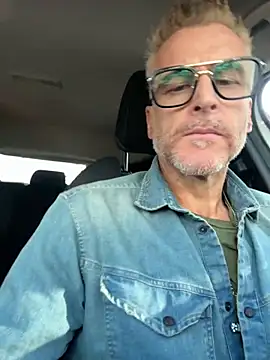 Snapshot of Axl_hot chatting on September 20, 2025, 7:35 am Axl hot online show from September 20, 2025, 7:35 am