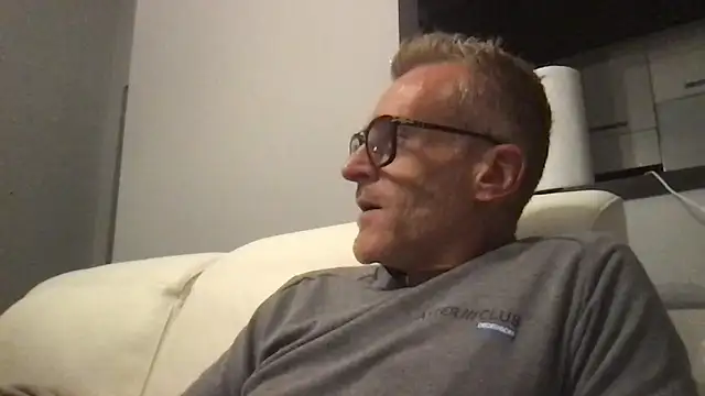 Snapshot of Axl_hot chatting on November 15, 2025, 8:57 pm Axl hot online show from November 15, 2025, 8:57 pm