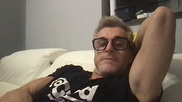 Snapshot of Axl_hot chatting on February 9, 2026, 9:46 pm Axl hot online show from February 9, 2026, 9:46 pm