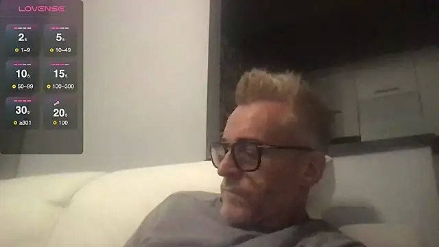 Snapshot of Axl_hot chatting on October 11, 2025, 7:59 pm Axl hot online show from October 11, 2025, 7:59 pm