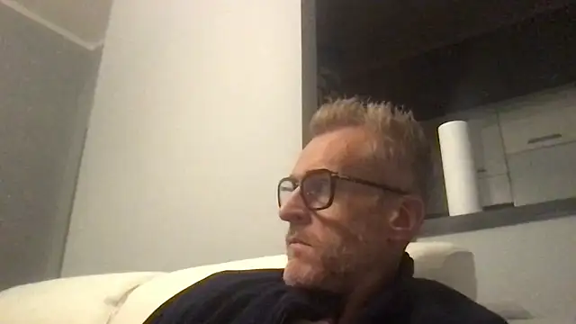 Snapshot of Axl_hot chatting on November 22, 2025, 7:57 pm Axl hot online show from November 22, 2025, 7:57 pm