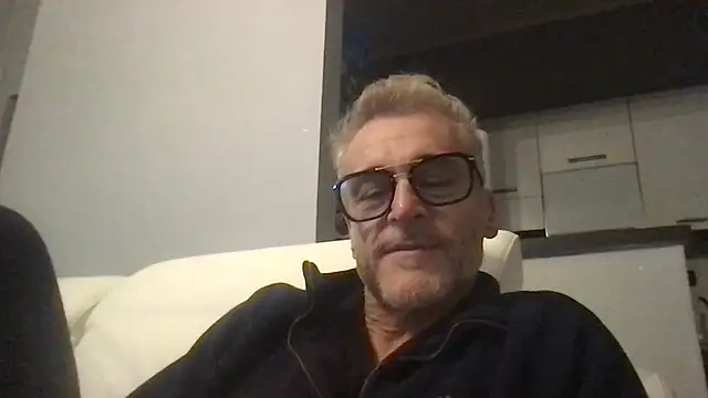 Snapshot of Axl_hot chatting on December 4, 2025, 8:19 pm Axl hot online show from December 4, 2025, 8:19 pm