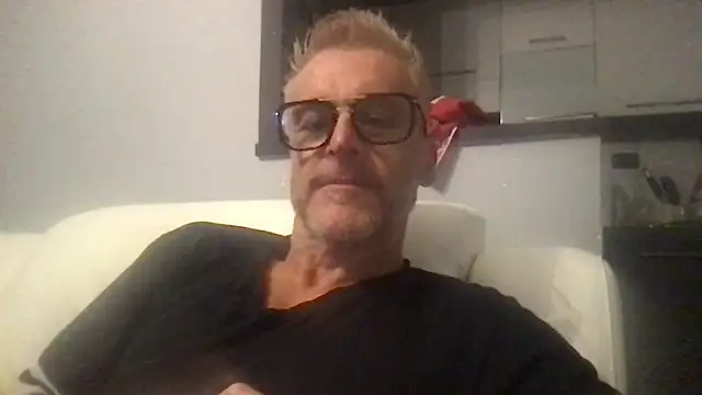 Snapshot of Axl_hot chatting on September 22, 2025, 7:20 pm Axl hot online show from September 22, 2025, 7:20 pm