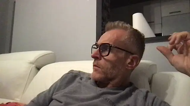 Snapshot of Axl_hot chatting on November 8, 2025, 8:34 pm Axl hot online show from November 8, 2025, 8:34 pm