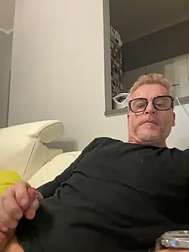 Axl hot online show from April 5, 2026, 11:55 pm