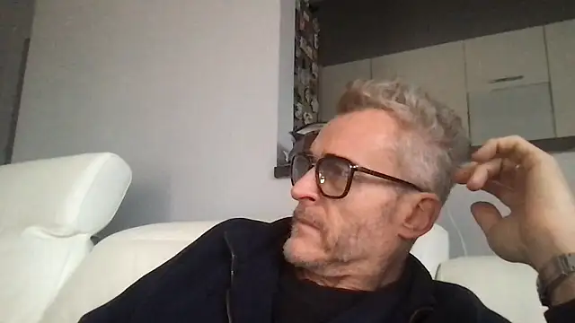 Snapshot of Axl_hot chatting on January 10, 2026, 2:12 pm Axl hot online show from January 10, 2026, 2:12 pm