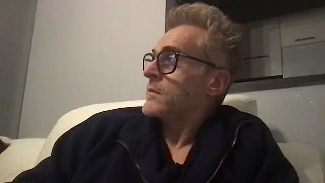 Snapshot of Axl_hot chatting on February 5, 2026, 12:17 am Axl hot online show from February 5, 2026, 12:17 am