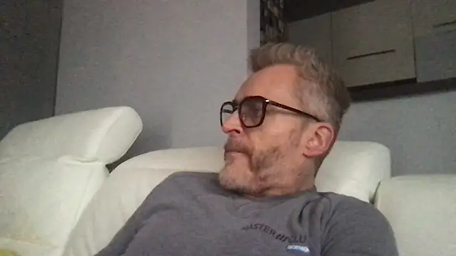 Snapshot of Axl_hot chatting on January 17, 2026, 12:53 pm Axl hot online show from January 17, 2026, 12:53 pm