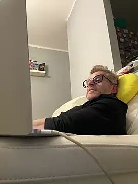 Snapshot of Axl_hot chatting on February 20, 2026, 9:28 pm Axl hot online show from February 20, 2026, 9:28 pm