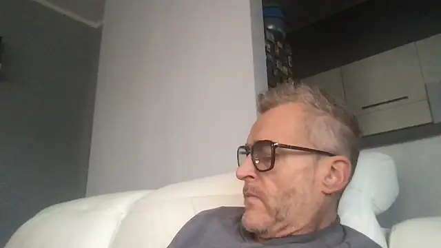 Snapshot of Axl_hot chatting on November 23, 2025, 12:04 pm Axl hot online show from November 23, 2025, 12:04 pm