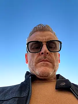 Snapshot of Axl_hot chatting on November 5, 2025, 3:04 pm Axl hot online show from November 5, 2025, 3:04 pm