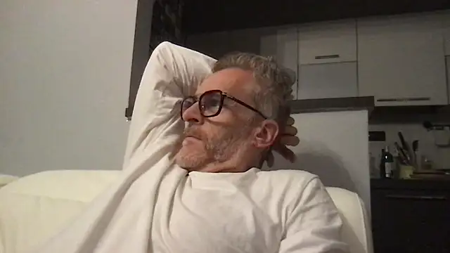 Axl hot online show from April 11, 2026, 8:56 pm