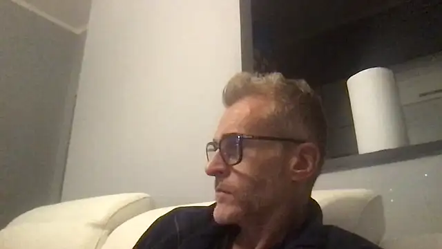 Snapshot of Axl_hot chatting on November 28, 2025, 8:31 pm Axl hot online show from November 28, 2025, 8:31 pm