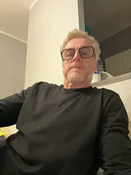 Snapshot of Axl_hot chatting on February 25, 2026, 12:55 am Axl hot online show from February 25, 2026, 12:55 am