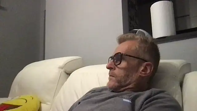 Snapshot of Axl_hot chatting on November 14, 2025, 8:56 pm Axl hot online show from November 14, 2025, 8:56 pm