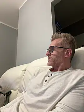 Axl hot online show from March 18, 2026, 6:31 pm