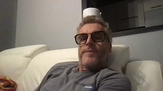 Snapshot of Axl_hot chatting on February 12, 2026, 9:36 pm Axl hot online show from February 12, 2026, 9:36 pm