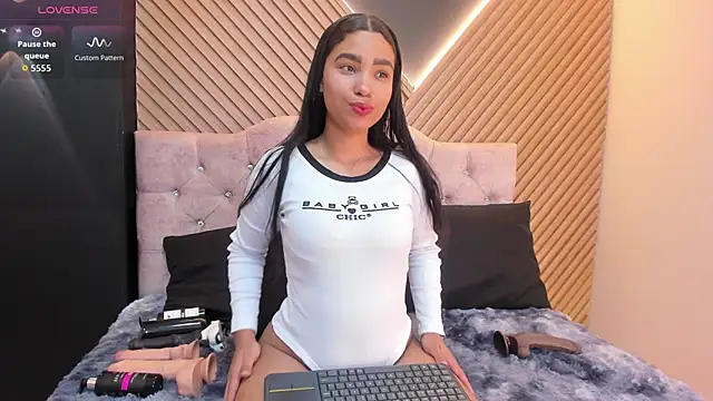 KhateAndersson online show from December 2, 2025, 8:32 pm