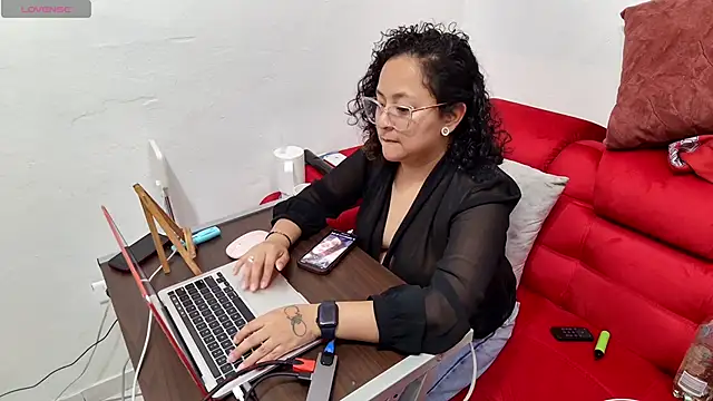 Sophiaburton online show from October 3, 2025, 10:00 pm