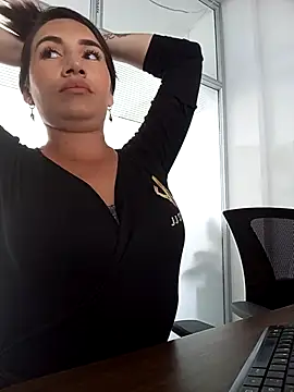 xxx Alice  online show from October 6, 2025, 4:52 pm