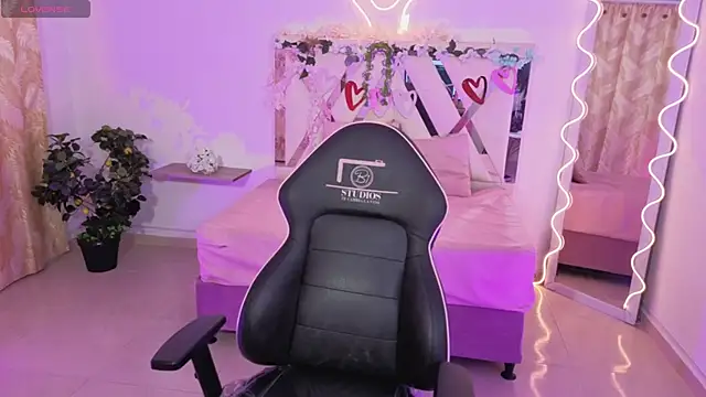 ZURY TAY online show from November 11, 2025, 11:38 am