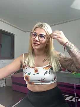 MiaKiittyy online show from December 22, 2025, 5:13 pm