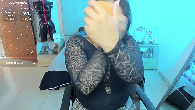 TifanyAmazinng online show from December 18, 2025, 12:31 pm