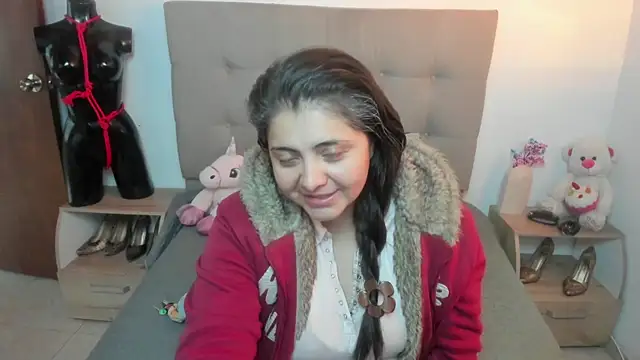 TifanyAmazinng online show from November 11, 2025, 12:33 pm