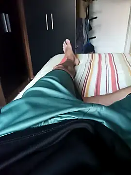 comobucetinhas online show from October 13, 2025, 9:05 pm